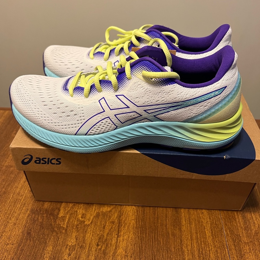 NIB ASICS gel-excite 8 size 10  white/ocean decay